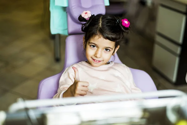 Menina no consultório do dentista — Fotografia de Stock