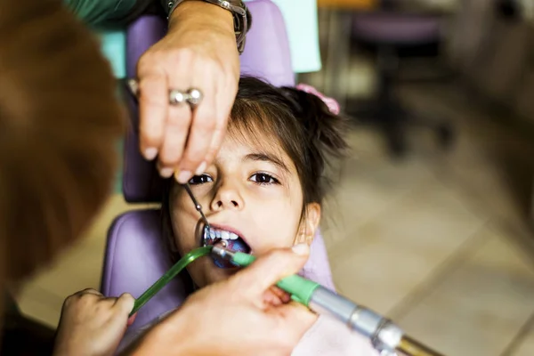 Niña en el dentista — Foto de Stock