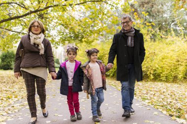 Dedesi torun sonbahar Park ile