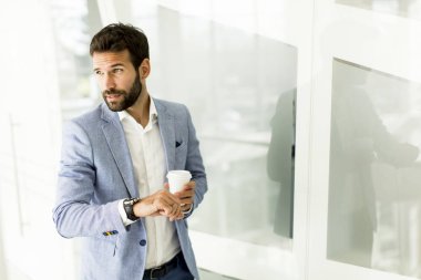 İş adamı kahve içiyor.