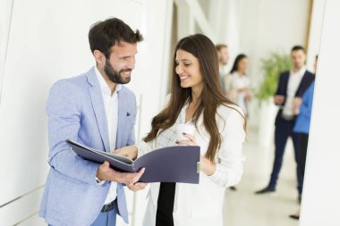 Genç iş adamları ofiste.