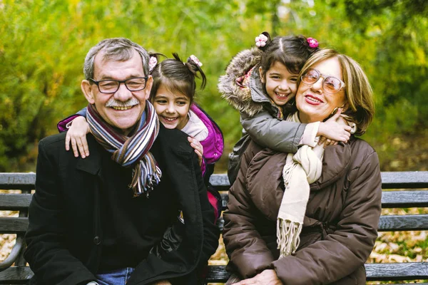 Großeltern mit Enkeln im Herbstpark — Stockfoto