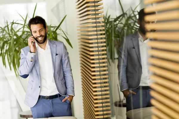 Hombre de negocios moderno con teléfono en la oficina —  Fotos de Stock