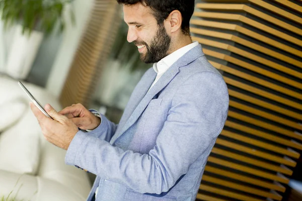 Homme d'affaires avec tablette numérique — Photo