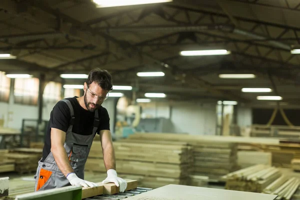 Mand, der arbejder i fabrikken - Stock-foto