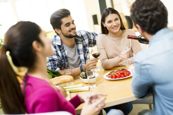 Jovens sentados à mesa — Fotografia de Stock