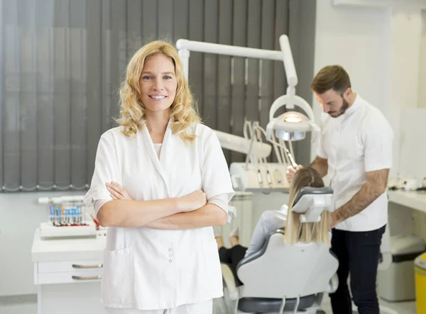 Paciente fazendo exame dentário — Fotografia de Stock