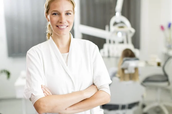 Médico no consultório do dentista — Fotografia de Stock