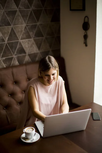 Jeune femme pigiste avec ordinateur portable — Photo