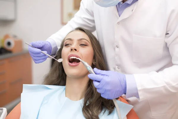 Paciente fazendo exame dentário — Fotografia de Stock