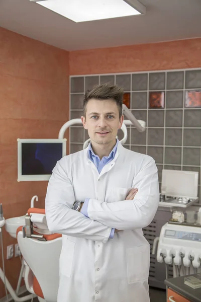 Doctor en el consultorio del dentista — Foto de Stock