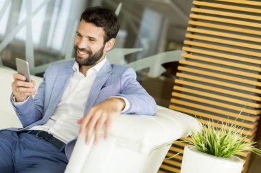 Ofis telefonu ile modern iş adamı
