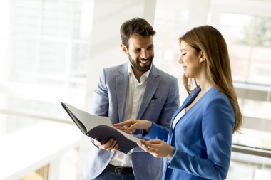 Genç iş adamları ofiste.