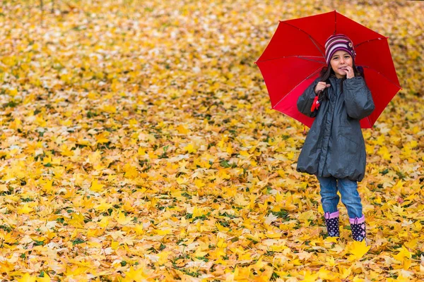 Маленька дівчинка під парасолькою — стокове фото