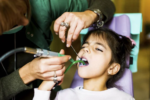 Bambina dal dentista — Foto Stock