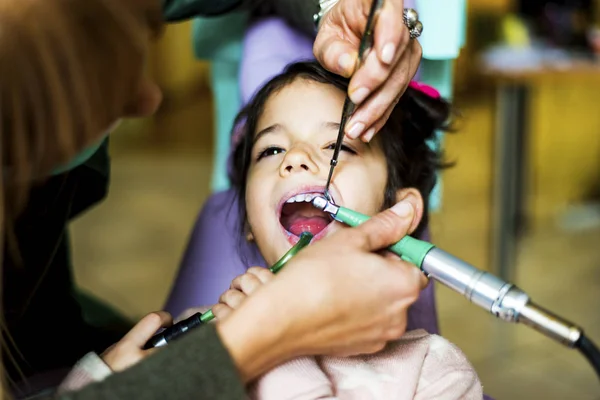 Malá holka u zubaře — Stock fotografie