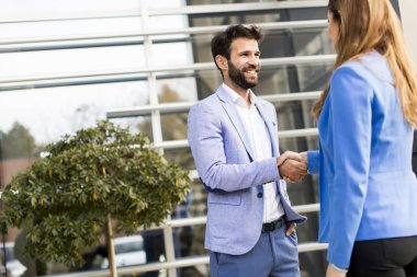 Genç iş adamları ofiste.