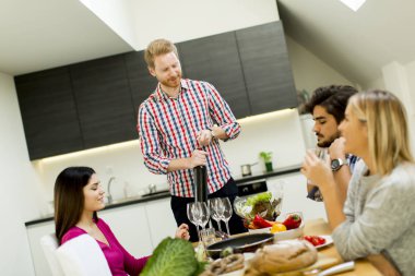 Masaya oturan genç insanlar