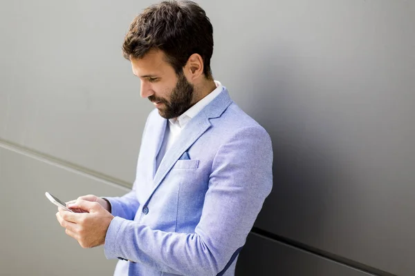 Moderno uomo d'affari con telefono in ufficio — Foto Stock