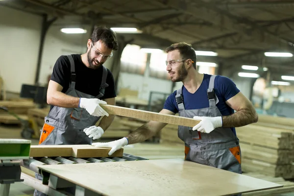 Homens que trabalham na fábrica — Fotografia de Stock