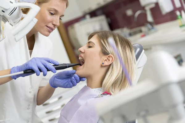 Paciente fazendo exame dentário — Fotografia de Stock