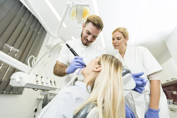 Patient som har dental checkup — Stockfoto