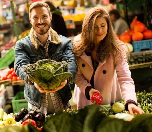 Couple aimant sur le marché — Photo