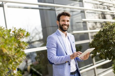 Dijital tablet ile işadamı