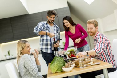 Genç insanlar kızartma