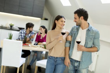 Genç insanlar kızartma