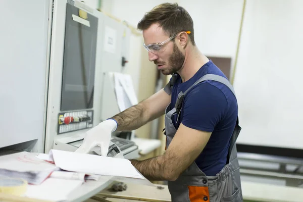 Homme travaillant dans l'usine — Photo