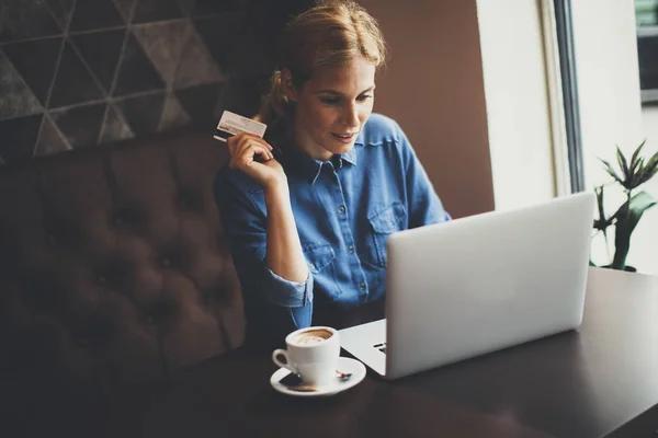 Mujer joven realiza compras en línea —  Fotos de Stock