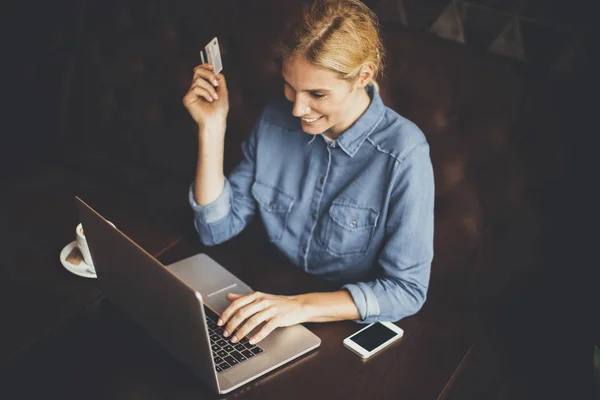 Ung kvinna utför online shopping — Stockfoto