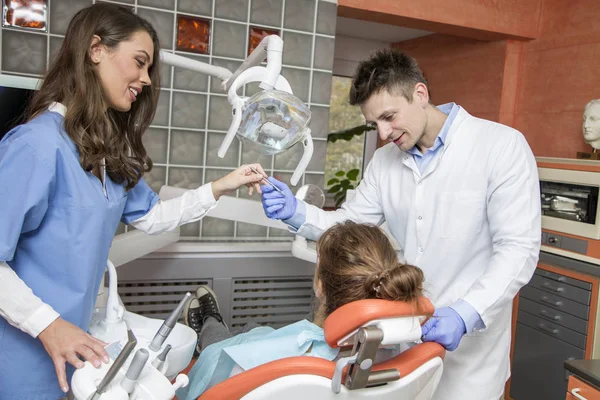 Patiënt met tandheelkundige checkup — Stockfoto