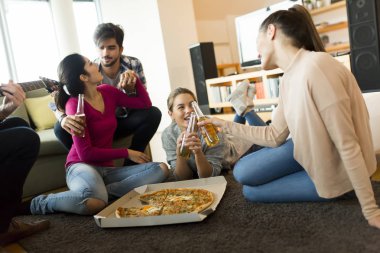 Pizza partisi de arkadaşlar