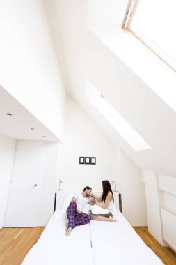 Genç çift yatakta.