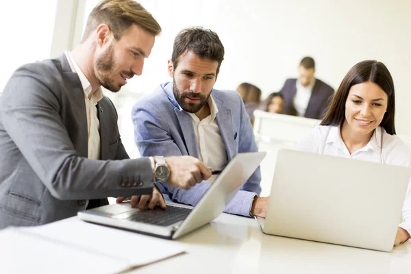 Jóvenes empresarios en el cargo — Foto de Stock