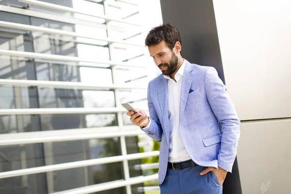Moderne zakenman met telefoon in kantoor — Stockfoto