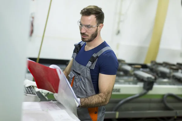 Homme travaillant dans l'usine — Photo