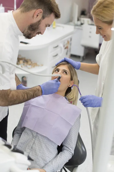 Paciente fazendo exame dentário — Fotografia de Stock