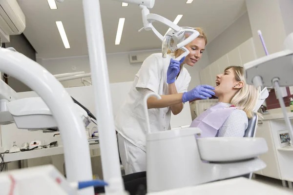 Patiënt met tandheelkundige checkup — Stockfoto
