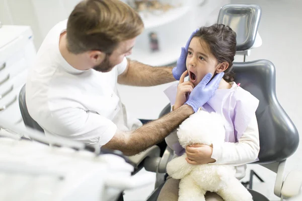 Paciente infantil en el dentista — Foto de Stock