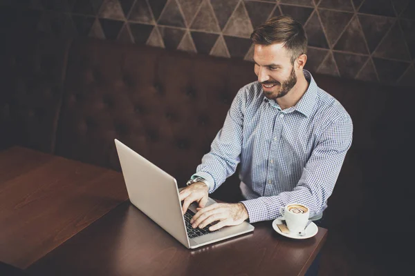 Jovem com laptop — Fotografia de Stock