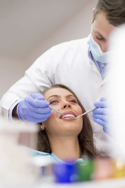 Patient bei Zahnuntersuchung — Stockfoto