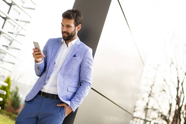 Hombre de negocios moderno con teléfono en la oficina — Foto de Stock