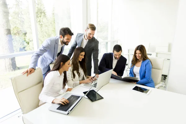 Jonge zakenmensen in functie — Stockfoto