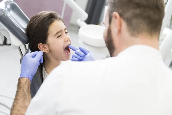 Paciente infantil en el dentista — Foto de Stock