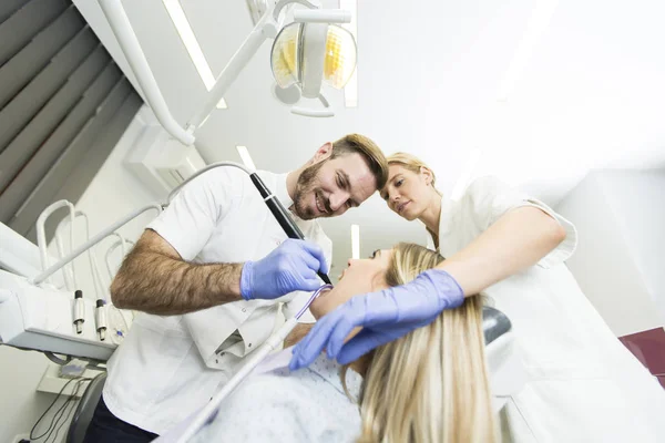 歯科健診を有する患者 — ストック写真