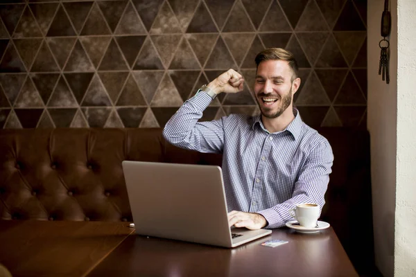 Young man with laptop — Stock Photo, Image