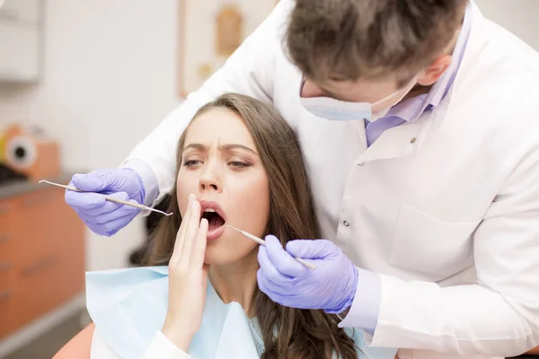 Женщина на стоматологическом осмотре — стоковое фото